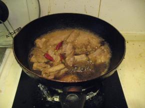 大火煮开，加入干辣椒，盖上锅盖，小火煮二十分钟，然后加半勺盐，翻炒均匀，