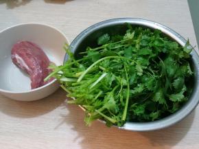 将猪里脊去掉筋膜，切成长薄片，用清水洗过后控干水，