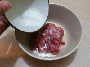 湿淀粉，用手抓拌均匀