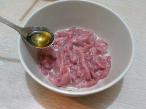 上边加一勺油，然后蒙上保鲜膜放在冰箱里静置30分钟。