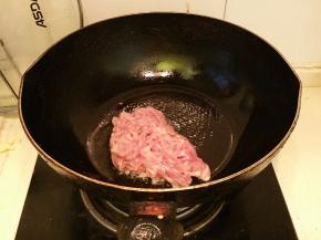 炒勺置于旺火上，放入油，烧至三四成熟时下入浆好的里脊片，当里脊片滑散浮起后捞出，控净油