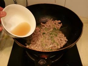 勺内留底油，烧至七成热时，倒入里脊片、料汁翻炒均匀。