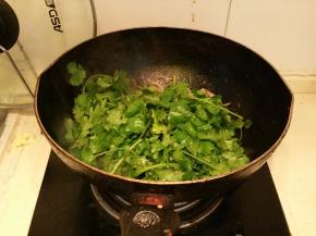 下香菜段迅速翻炒几下，淋上芝麻油盛入盘中即成