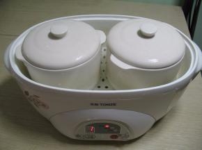 放入电炖锅内，锅内加入适量的水，接通电源，选慢炖，时间设一小时