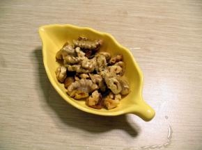 准备适量核桃