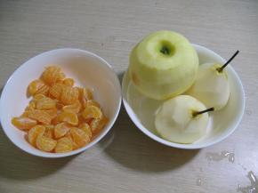 桔子剥皮，苹果和梨洗干净去掉皮