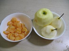 桔子剥皮，苹果和梨洗干净去掉皮