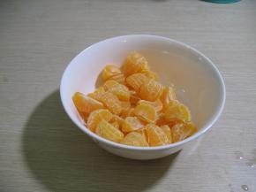 剥好皮的桔子，掰成小瓣