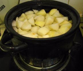 陶瓷锅中放入苹果块和梨块，加入适量的水，把苹果和梨煮至快熟