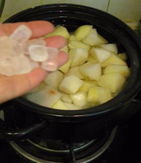 锅中加入适量的冰糖，把冰糖煮至完全融化