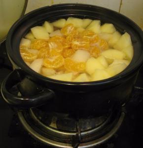 把桔子倒入锅中煮，桔子煮软就可以，煮的时间不能长，桔子会苦