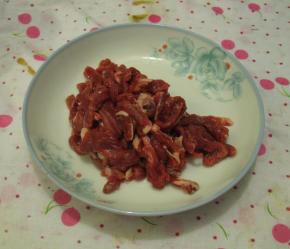 里脊肉洗干净把肉切成丝