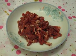 里脊肉洗干净把肉切成丝