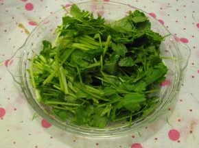 香菜洗干净切成段