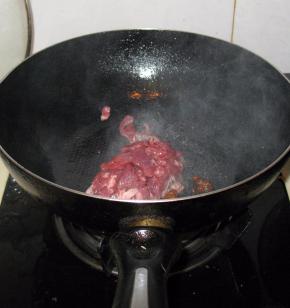 大料出香味后倒入肉丝翻炒