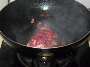 大料出香味后倒入肉丝翻炒