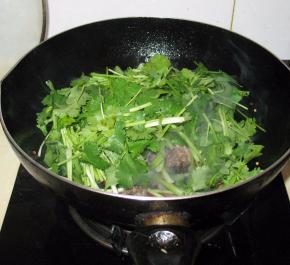 加入香菜，翻炒均匀