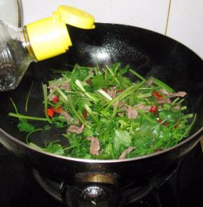 加入适量的酱油，翻炒