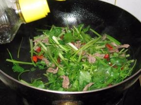 加入适量的酱油，翻炒