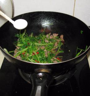 加入适量的盐，翻炒