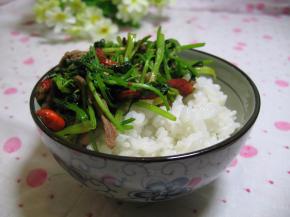 把炒好的香辣肉丝倒在米饭上，就可以了