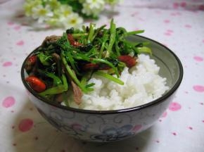 把炒好的香辣肉丝倒在米饭上，就可以了
