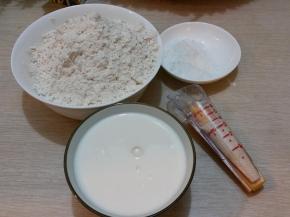 准备好面粉，白糖，牛奶和酵母