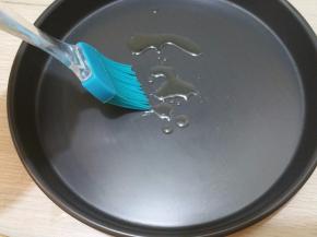 烤盘刷上油，防止面饼粘到烤盘上