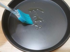 烤盘刷上油，防止面饼粘到烤盘上