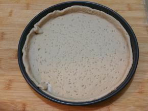 饼皮用叉子叉满小眼醒5分钟左右，防止在烤的过程中，饼皮会鼓起