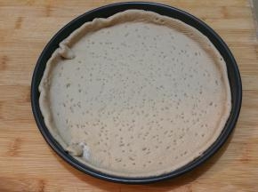 饼皮用叉子叉满小眼醒5分钟左右，防止在烤的过程中，饼皮会鼓起