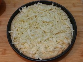 在上面铺上厚厚的马苏里拉芝士