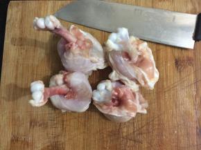 把鸡翅肉骨分离往下推，推至像一个锤子状