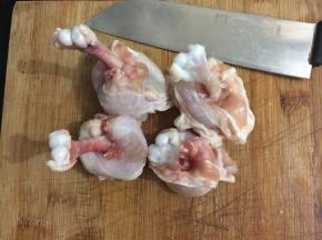 把鸡翅肉骨分离往下推，推至像一个锤子状