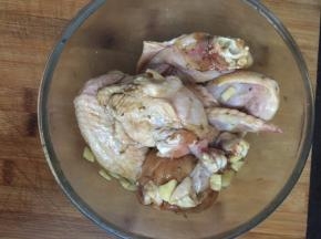 把鸡肉腌制上30分钟使其入味