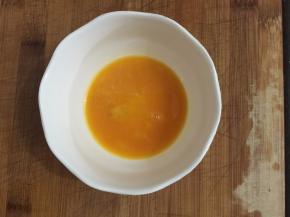 鸡蛋打散搅拌均匀