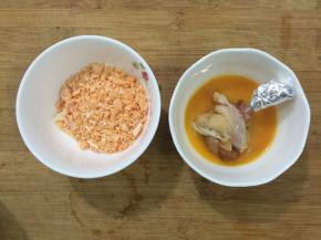 把腌制好的鸡翅先在蛋液中滚一圈