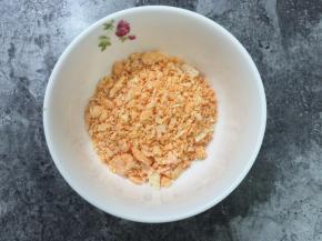 芝士饼干捏碎准用,这时可预热烤箱，上下火160度10分钟