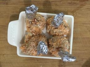 在鸡翅的骨头端处包上锡纸以免烤焦码在坤博小烤盘上