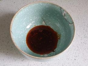 取半包麻料料倒入碗中
