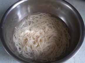 煮熟的挂面过温水