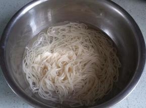 煮熟的挂面过温水