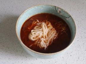 过好温水的挂面放入调好的麻辣汤中