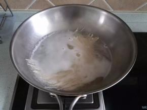 锅中加入水烧开加入挂面