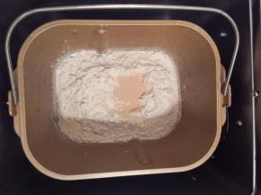 将除黄油以外的所有面包材料放入面包机内