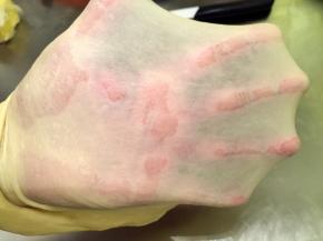 揉至10分钟时检查面团，能拉厚膜时放入黄油，揉至能拉出手套膜