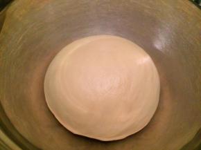 面团搓成圆形，放入盆内，盖上保鲜膜一发