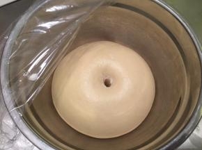 手沾面粉插入面团，不塌陷不回缩即发酵完成