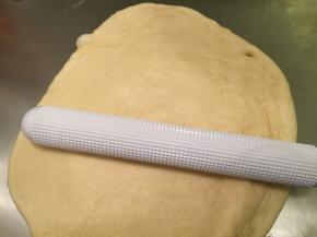 托出面团，用排气擀面杖排气