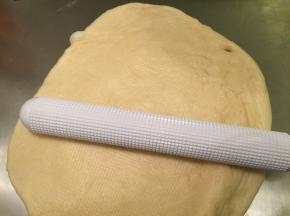 托出面团，用排气擀面杖排气